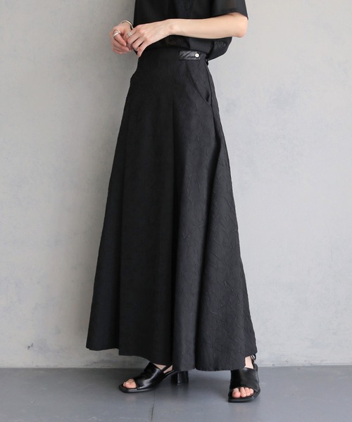 &g'aime（アンジェム）の「【&ｇ'aime 】シワ加工フレアスカート　Crinkle Flared Skirt（スカート・レディース・アイボリー/ブラック・FREE）」の16枚目の写真