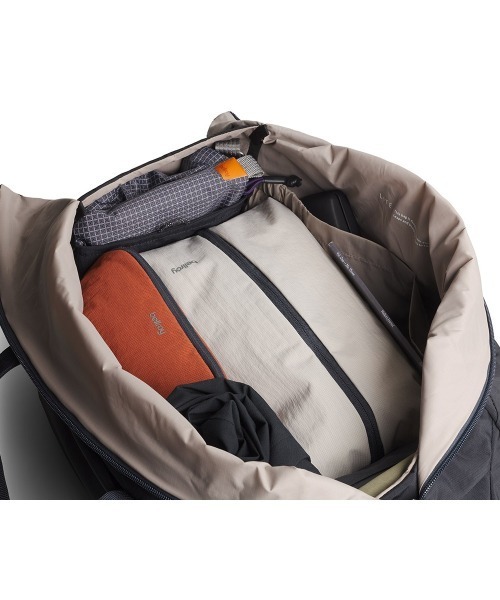 Bellroy(ベルロイ)の「Bellroy-ボストンバッグ Lite Duffel 40L(ボストンバッグ・メンズ・ブラック・ONESIZE)」の4枚目の写真