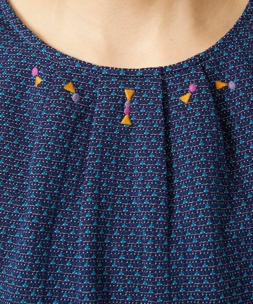 Jocomomola(ホコモモラ)の「Salpicar ドットジャカード幾何刺繍カットソー(Tシャツ/カットソー・レディース・アイボリー/ネイビー・40)」の4枚目の写真