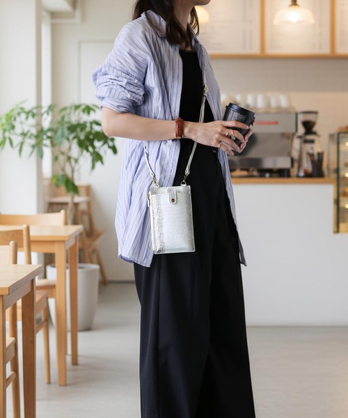 sankyo shokai(サンキョウショウカイ)の「牛革クロコダイル型押しスマートフォン ショルダーポーチ(ショルダーバッグ・レディース・ブラック/ブルー/グレー/ピンクベージュ/ホワイト系・FREE)」の2枚目の写真