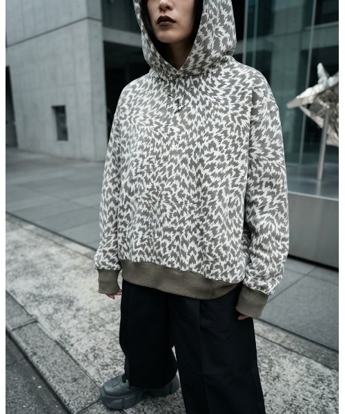 FILA（フィラ）の「ELEY KISHIMOTO×FILA HOODIE / イーリーキシモト×フィラ　スウェットフーディ（パーカー・レディース・ダークカーキ/ブラック・S/M/L/XL）」の2枚目の写真