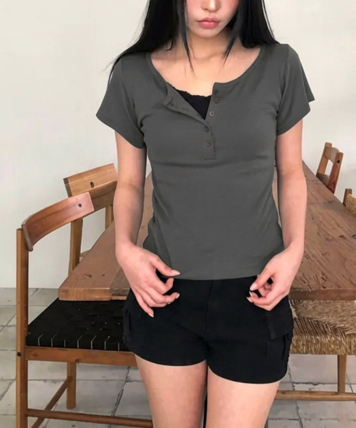 VIVID LADY（ビビッドレディー）の「ヘンリーネック 半袖Tシャツ（Tシャツ/カットソー・レディース・チャコールグレー/グレー/パープル/アイボリー/ネイビー/ブラック・FREE）」の4枚目の写真