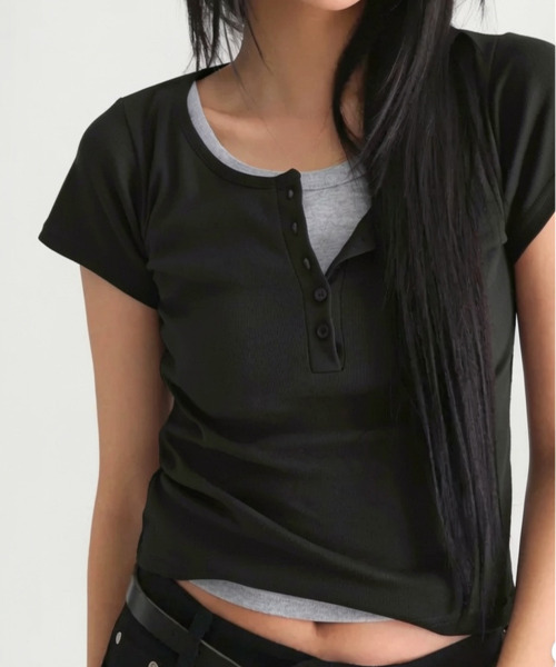 VIVID LADY（ビビッドレディー）の「ヘンリーネック 半袖Tシャツ（Tシャツ/カットソー・レディース・チャコールグレー/グレー/パープル/アイボリー/ネイビー/ブラック・FREE）」の3枚目の写真