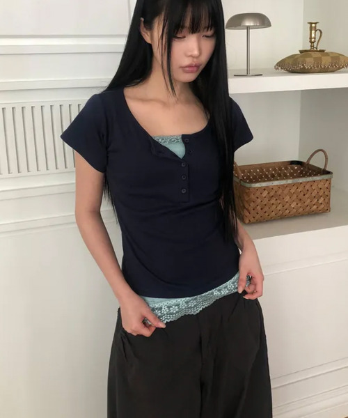 VIVID LADY（ビビッドレディー）の「ヘンリーネック 半袖Tシャツ（Tシャツ/カットソー・レディース・チャコールグレー/グレー/パープル/アイボリー/ネイビー/ブラック・FREE）」の20枚目の写真