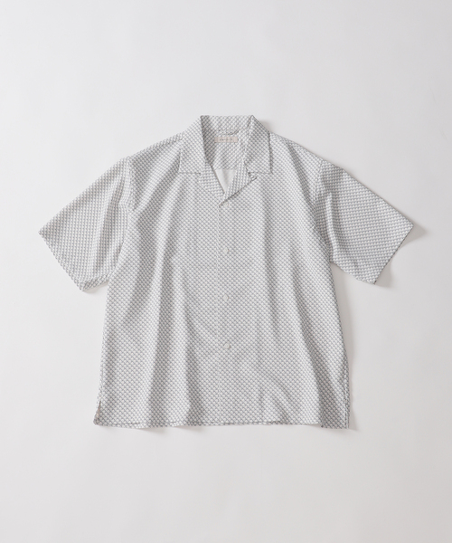 B.C STOCK(ベーセーストック)の「Assort Print S/Sシャツ(シャツ/ブラウス・メンズ・ブラック/ホワイト・LARGE/MEDIUM)」の2枚目の写真