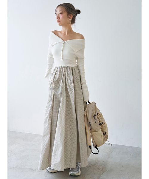 emmi(エミ)の「オフショルカラーニットドッキングワンピース(ワンピース・レディース・アイボリー/ベージュ/ブラック・1/0)」の1枚目の写真
