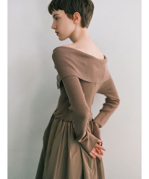 emmi(エミ)の「オフショルカラーニットドッキングワンピース(ワンピース・レディース・アイボリー/ベージュ/ブラック・1/0)」の10枚目の写真