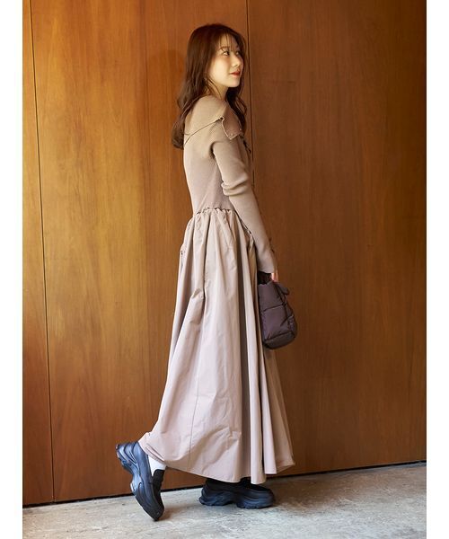 emmi(エミ)の「オフショルカラーニットドッキングワンピース(ワンピース・レディース・アイボリー/ベージュ/ブラック・1/0)」の6枚目の写真