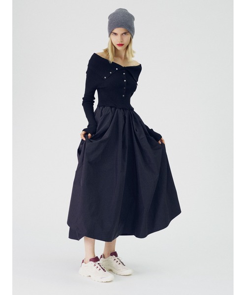 emmi(エミ)の「オフショルカラーニットドッキングワンピース(ワンピース・レディース・アイボリー/ベージュ/ブラック・1/0)」の2枚目の写真