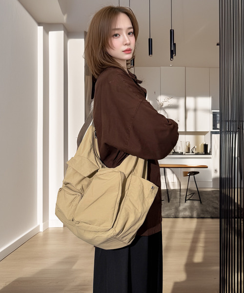 Chandelier(シャンデリア)の「マルチポケット 大容量 ボディバッグ ショルダーバッグ 斜めがけ 軽量 撥水 ワンショルダーバッグ メッセンジャーバッグ(ボディバッグ/ウエストポーチ・レディース・チャコールグレー/ブラック/ベージュ・ONESIZE)」の3枚目の写真