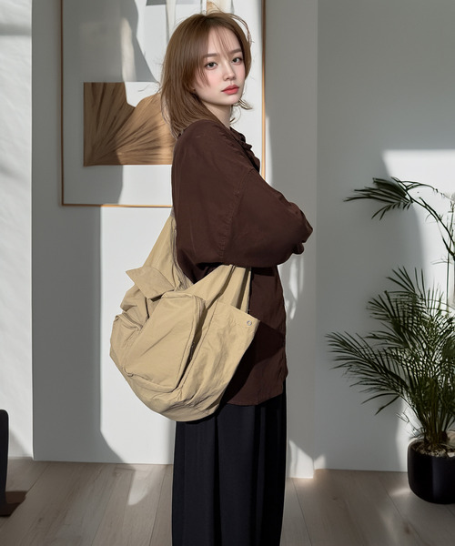Chandelier(シャンデリア)の「マルチポケット 大容量 ボディバッグ ショルダーバッグ 斜めがけ 軽量 撥水 ワンショルダーバッグ メッセンジャーバッグ(ボディバッグ/ウエストポーチ・レディース・チャコールグレー/ブラック/ベージュ・ONESIZE)」の13枚目の写真