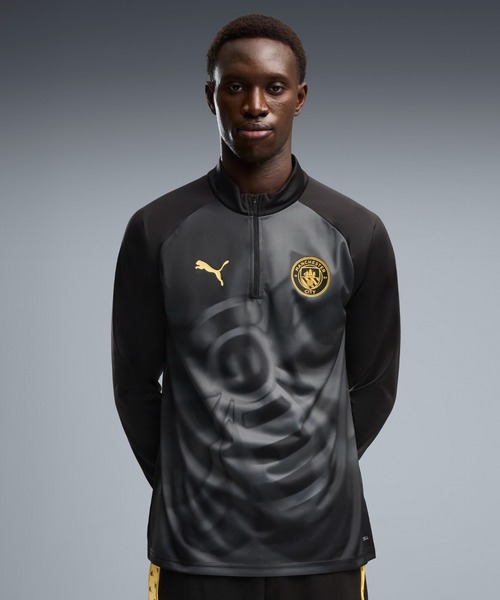 PUMA(プーマ)の「PUMA プーマ メンズ 2026-27 マンチェスターシティ FC プレマッチ 1/4 ジップト(Tシャツ/カットソー・メンズ・ブラック/ホワイト系その他・X-LARGE/SMALL/MEDIUM/LARGE)」の1枚目の写真