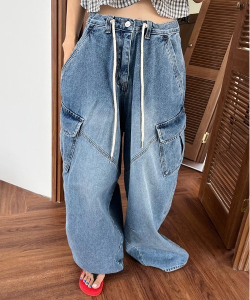 ＆soiree（アンドソワレ）の「切り替えデニムカーゴパンツ（デニムパンツ・レディース・ブルー・LARGE/SMALL/MEDIUM）」の2枚目の写真