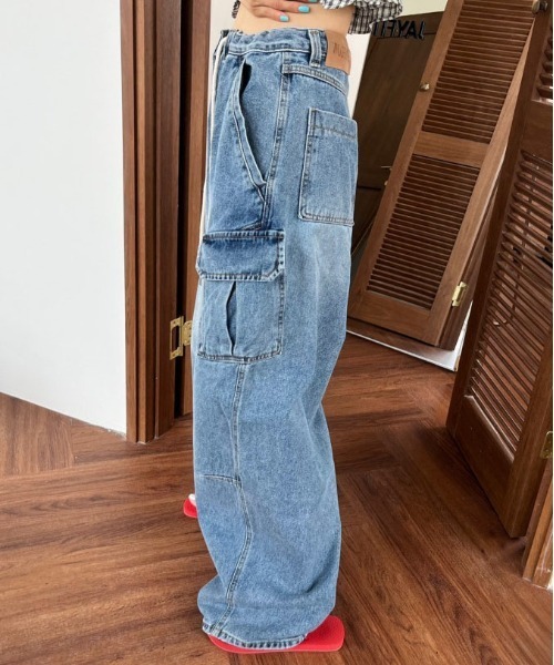 ＆soiree（アンドソワレ）の「切り替えデニムカーゴパンツ（デニムパンツ・レディース・ブルー・LARGE/SMALL/MEDIUM）」の3枚目の写真