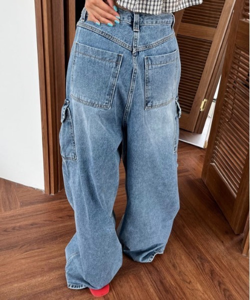 ＆soiree（アンドソワレ）の「切り替えデニムカーゴパンツ（デニムパンツ・レディース・ブルー・LARGE/SMALL/MEDIUM）」の4枚目の写真