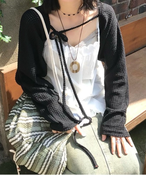 &soiree(アンドソワレ)の「フロントリボン付きワッフルボレロ(カーディガン/ボレロ・レディース・カーキ/ブラック・FREE)」の3枚目の写真