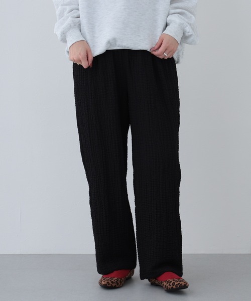 FUNALIVE(ファンアライブ)の「26AW エンボス加工タックパンツ(その他パンツ・レディース・ブラウン/グレイッシュブルー/グレイッシュベージュ/ブラック・M-L)」の2枚目の写真