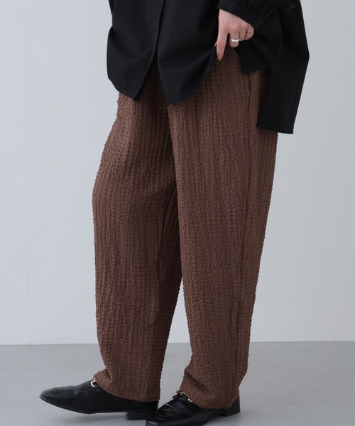 FUNALIVE(ファンアライブ)の「26AW エンボス加工タックパンツ(その他パンツ・レディース・ブラウン/グレイッシュブルー/グレイッシュベージュ/ブラック・M-L)」の17枚目の写真