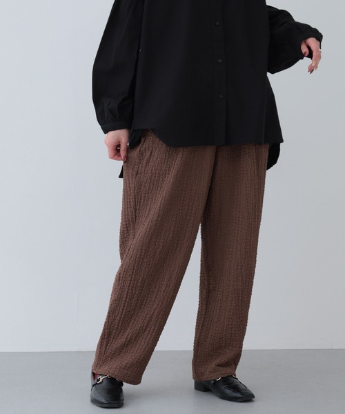 FUNALIVE(ファンアライブ)の「26AW エンボス加工タックパンツ(その他パンツ・レディース・ブラウン/グレイッシュブルー/グレイッシュベージュ/ブラック・M-L)」の15枚目の写真