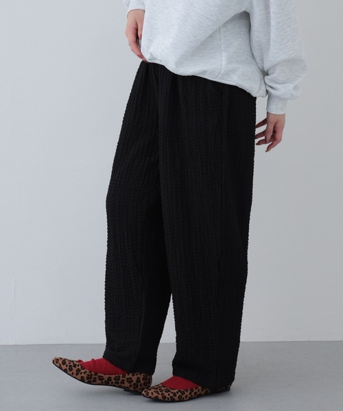 FUNALIVE(ファンアライブ)の「26AW エンボス加工タックパンツ(その他パンツ・レディース・ブラウン/グレイッシュブルー/グレイッシュベージュ/ブラック・M-L)」の8枚目の写真