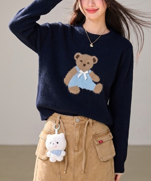 LUCPY(ラクピー)の「モチーフクルーネックニット(ニット/セーター・レディース・ブルー・X-LARGE/LARGE/MEDIUM/SMALL)」の1枚目の写真