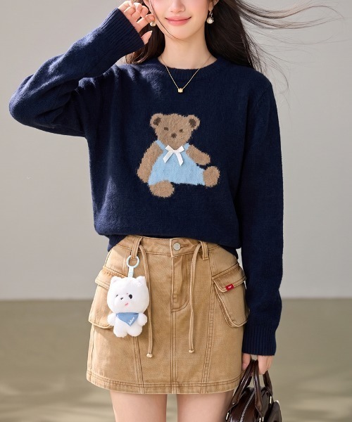 LUCPY(ラクピー)の「モチーフクルーネックニット(ニット/セーター・レディース・ブルー・X-LARGE/LARGE/MEDIUM/SMALL)」の2枚目の写真