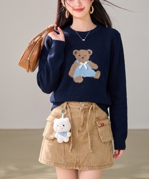 LUCPY(ラクピー)の「モチーフクルーネックニット(ニット/セーター・レディース・ブルー・X-LARGE/LARGE/MEDIUM/SMALL)」の3枚目の写真