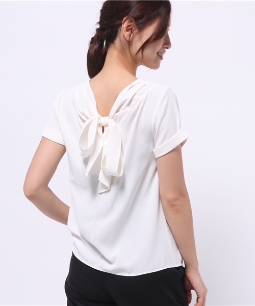 NATURAL BEAUTY BASIC（ナチュラルビューティーベーシック）の「バックリボンブラウス（シャツ/ブラウス・レディース・ホワイト系その他/ブラック/ダークベージュ・MEDIUM/SMALL）」の2枚目の写真