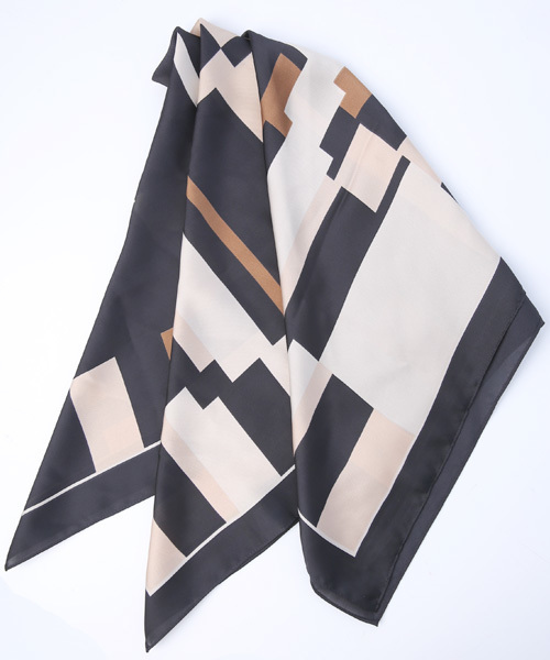 amorous insense（アモラスインセンス）の「モードデザインスカーフ（バンダナ/スカーフ・レディース・ベージュ/ブラック・ﾌﾘ-）」の5枚目の写真