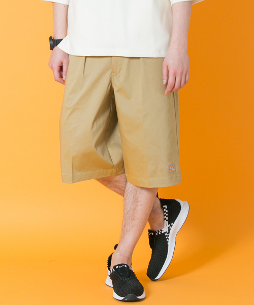 URBAN RESEARCH(アーバンリサーチ)の「Dickies×URBAN RESEARCH iD 別注1TUCK SHORTS(その他パンツ・メンズ・ブラック/グレー/ベージュ・29/31/33)」の3枚目の写真