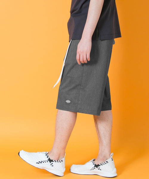 URBAN RESEARCH(アーバンリサーチ)の「Dickies×URBAN RESEARCH iD 別注1TUCK SHORTS(その他パンツ・メンズ・ブラック/グレー/ベージュ・29/31/33)」の2枚目の写真