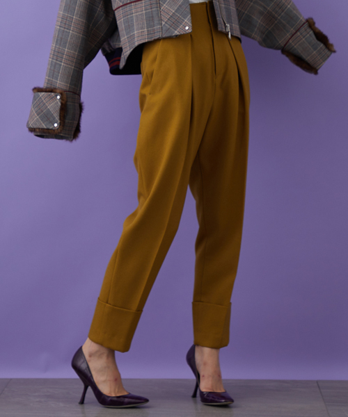 STUDIOUS（ステュディオス）の「STUDIOUS HIGH フロントタックペンシルパンツ（その他パンツ・レディース・キャメル/グレー・1/0）」の2枚目の写真