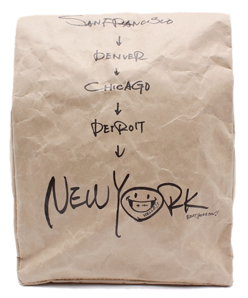 bpr BEAMS（ビーピーアール ビームス ）の「MATATABI /  Bagon the road ペーパーバッグ（クラッチバッグ・メンズ・ホワイト/その他1・ONE SIZE）」の2枚目の写真