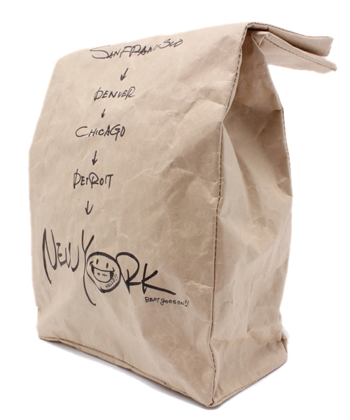 bpr BEAMS（ビーピーアール ビームス ）の「MATATABI /  Bagon the road ペーパーバッグ（クラッチバッグ・メンズ・ホワイト/その他1・ONE SIZE）」の3枚目の写真