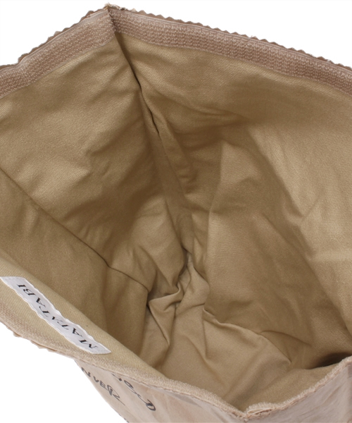 bpr BEAMS（ビーピーアール ビームス ）の「MATATABI /  Bagon the road ペーパーバッグ（クラッチバッグ・メンズ・ホワイト/その他1・ONE SIZE）」の7枚目の写真