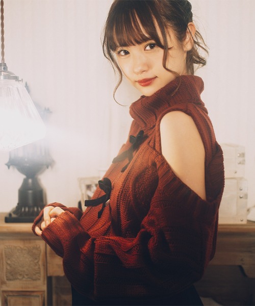 ROJITA(ロジータ)の「肩開きタートルネックケーブルニット(ニット/セーター・レディース・ホワイト/ブラック/ボルドー・FREE)」の13枚目の写真