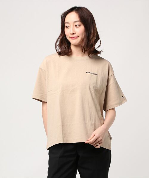 CONVERSE(コンバース)の「【CONVERSE/コンバース】ロゴ刺繍ドロップショルダーTシャツ ビッグシルエット ワンポイント(Tシャツ/カットソー・レディース・ホワイト/ブラック/ベージュ/グリーン・MEDIUM/LARGE)」の1枚目の写真