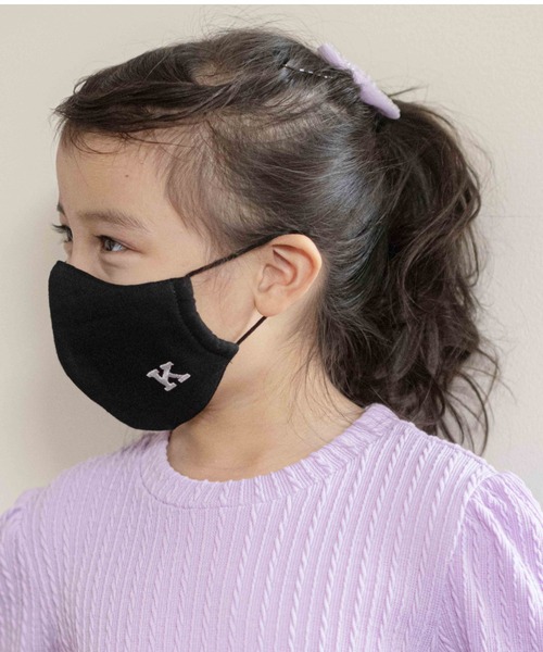 Catherine Cottage（キャサリンコテージ）の「イニシャル刺しゅう入りマスク（マスク・キッズ・A/H/K/M/R/S/Y/ブラック系その他5/ブラック系その他2/ブラック系その他6/ブラック系その他3/ブラック系その他/ブラック系その他4・FREE）」の4枚目の写真