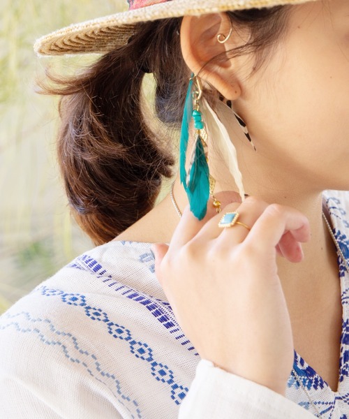 チャイハネ（チャイハネ）の「【チャイハネ】ボヘミアンフェザーイヤーフック（イヤーカフ・レディース・オレンジ/ターコイズブルー/ブラウン・FREE）」の5枚目の写真