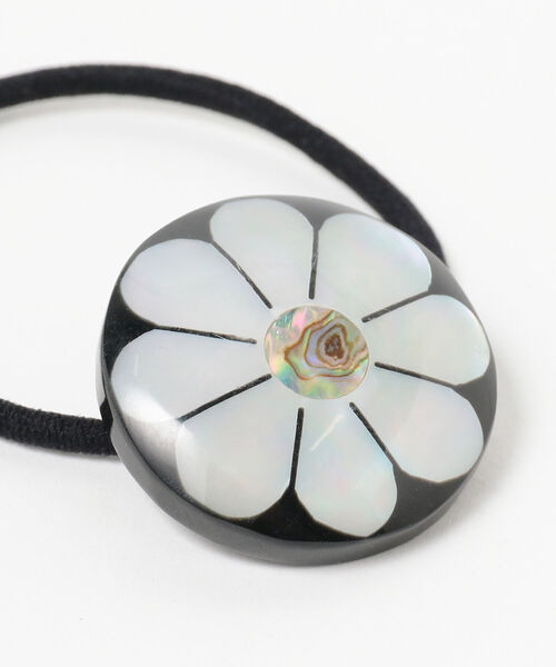 Ray BEAMS（レイビームス）の「Ray BEAMS / フラワー シェル ヘアゴム（ヘアゴム・レディース・ホワイト/ブラック・ONE SIZE）」の4枚目の写真