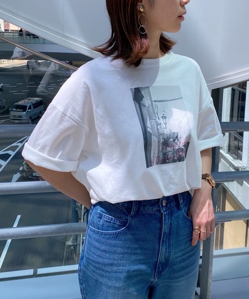 mysty woman(ミスティウーマン)の「アソートフォトTシャツ 947457(Tシャツ/カットソー・レディース・ホワイト/アイボリー/オフホワイト・FREE)」の1枚目の写真