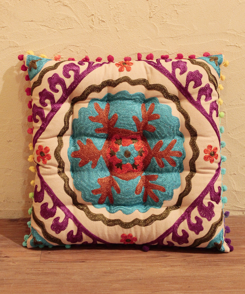 Amina(アミナ)の「【チャイハネ】刺繍 スクエアクッション(クッション/クッションカバー・レディース・イエロー/マルチ/ターコイズブルー/ベージュ/シルバー/ブラック/レッド/ブラウン/グリーン/パープル・FREE)」の3枚目の写真