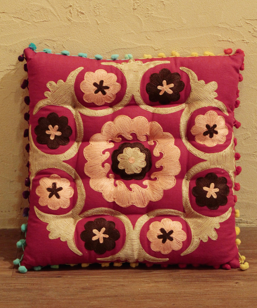 Amina(アミナ)の「【チャイハネ】刺繍 スクエアクッション(クッション/クッションカバー・レディース・イエロー/マルチ/ターコイズブルー/ベージュ/シルバー/ブラック/レッド/ブラウン/グリーン/パープル・FREE)」の8枚目の写真