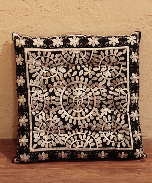 Amina(アミナ)の「【チャイハネ】刺繍 スクエアクッション(クッション/クッションカバー・レディース・イエロー/マルチ/ターコイズブルー/ベージュ/シルバー/ブラック/レッド/ブラウン/グリーン/パープル・FREE)」の9枚目の写真