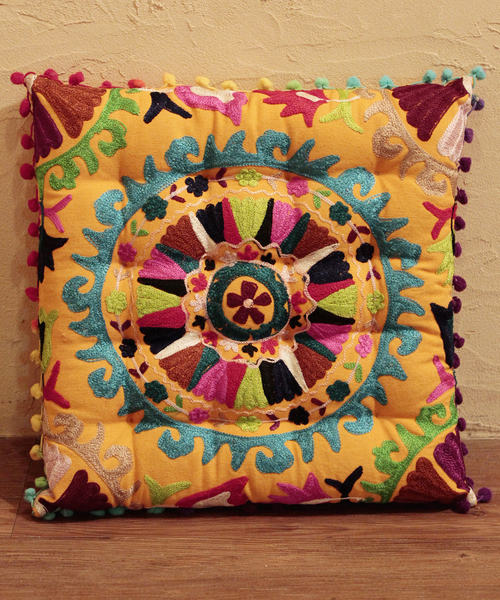 Amina(アミナ)の「【チャイハネ】刺繍 スクエアクッション(クッション/クッションカバー・レディース・イエロー/マルチ/ターコイズブルー/ベージュ/シルバー/ブラック/レッド/ブラウン/グリーン/パープル・FREE)」の7枚目の写真