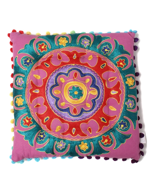 Amina(アミナ)の「【チャイハネ】刺繍 スクエアクッション(クッション/クッションカバー・レディース・イエロー/マルチ/ターコイズブルー/ベージュ/シルバー/ブラック/レッド/ブラウン/グリーン/パープル・FREE)」の6枚目の写真