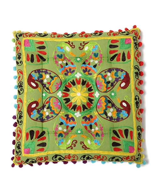 Amina(アミナ)の「【チャイハネ】刺繍 スクエアクッション(クッション/クッションカバー・レディース・イエロー/マルチ/ターコイズブルー/ベージュ/シルバー/ブラック/レッド/ブラウン/グリーン/パープル・FREE)」の4枚目の写真