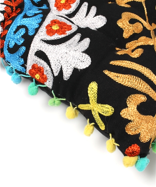 Amina(アミナ)の「【チャイハネ】刺繍 スクエアクッション(クッション/クッションカバー・レディース・イエロー/マルチ/ターコイズブルー/ベージュ/シルバー/ブラック/レッド/ブラウン/グリーン/パープル・FREE)」の12枚目の写真