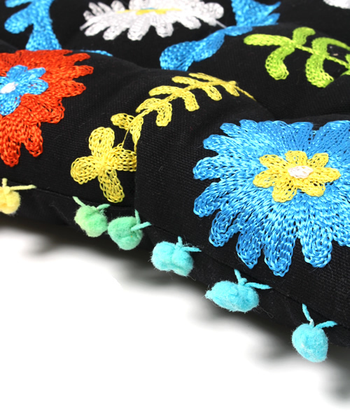 Amina(アミナ)の「【チャイハネ】刺繍 スクエアクッション(クッション/クッションカバー・レディース・イエロー/マルチ/ターコイズブルー/ベージュ/シルバー/ブラック/レッド/ブラウン/グリーン/パープル・FREE)」の13枚目の写真