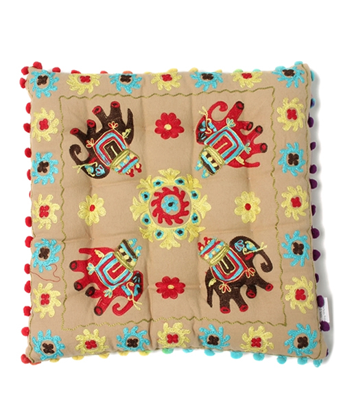 Amina(アミナ)の「【チャイハネ】刺繍 スクエアクッション(クッション/クッションカバー・レディース・イエロー/マルチ/ターコイズブルー/ベージュ/シルバー/ブラック/レッド/ブラウン/グリーン/パープル・FREE)」の16枚目の写真